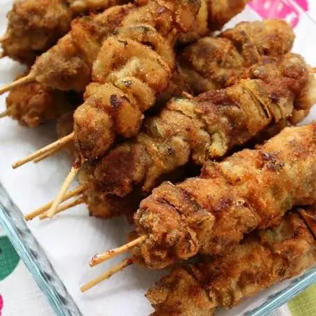 Porção espetinho a milanesa