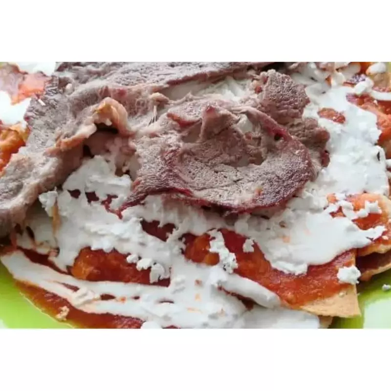 Chilaquiles rojos con bistec