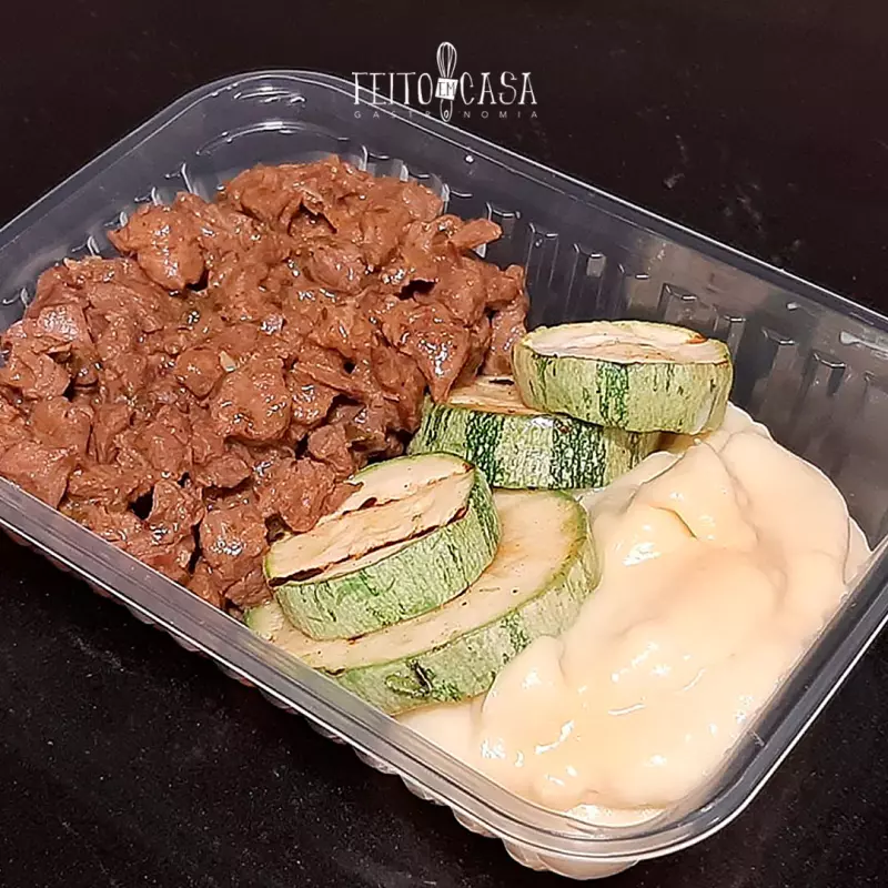 *Picadinho de carne c/purê...