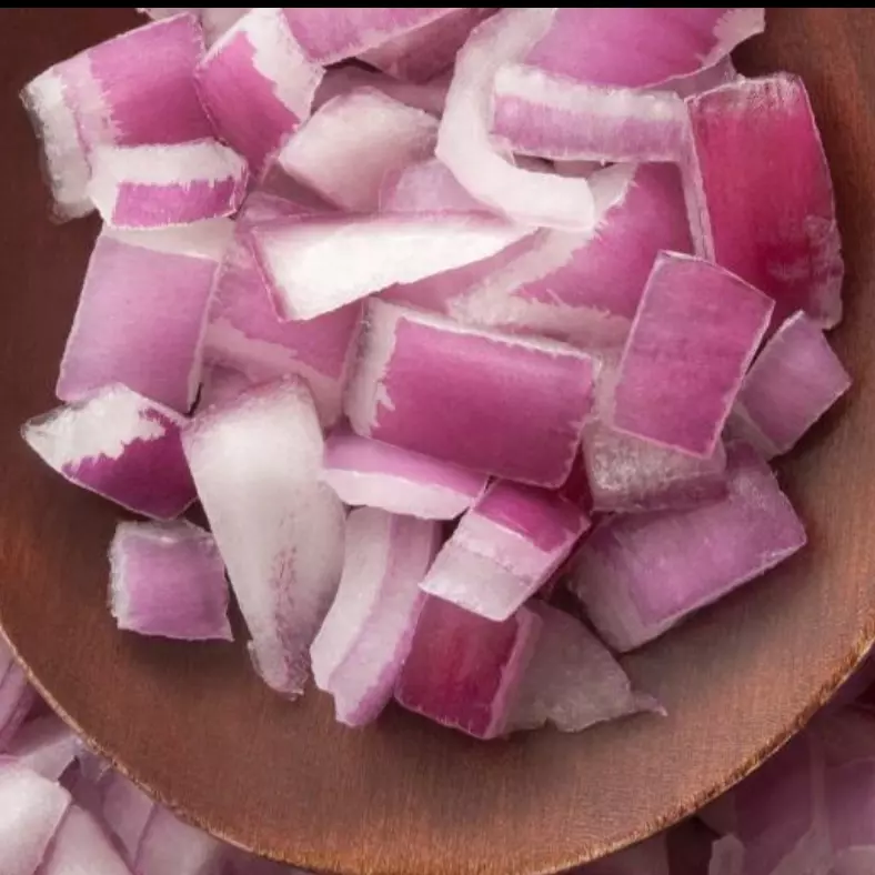 Cebola em cubinhos Pequenos.