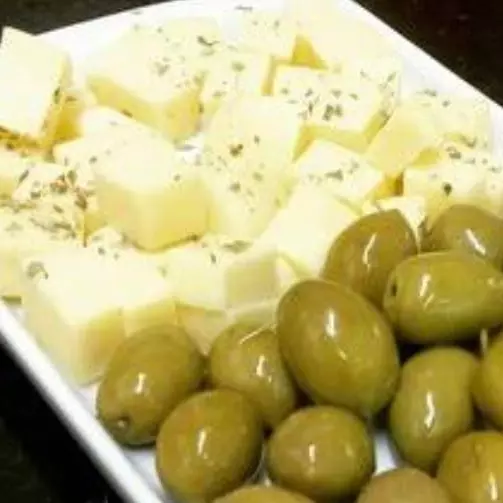 PORÇÃO DE QUEIJO COM AZEITONA