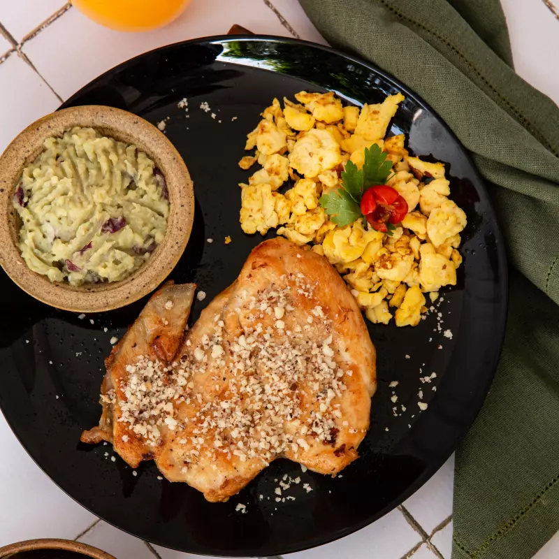 Frango c/ crosta de castanha do pará