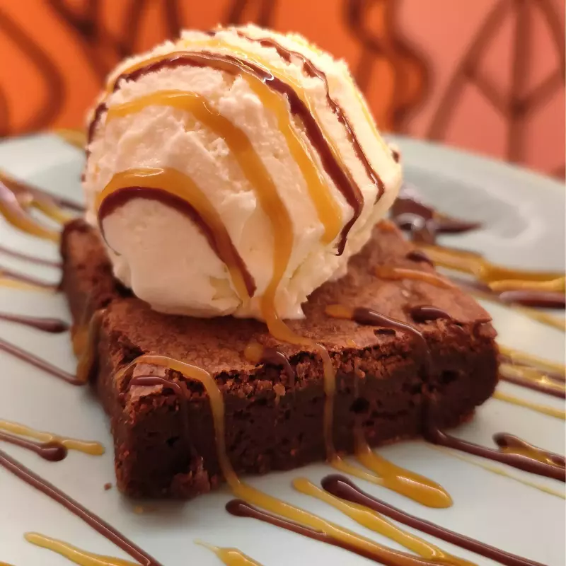 BROWNIE CON HELADO