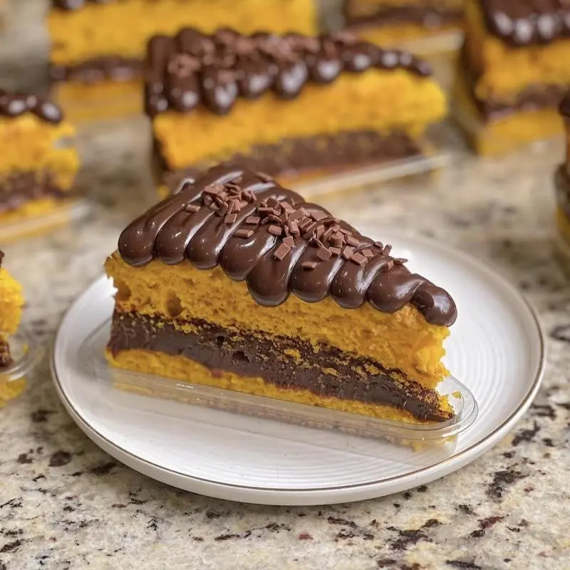 Fatia de Bolo Cenoura com Brigadeiro