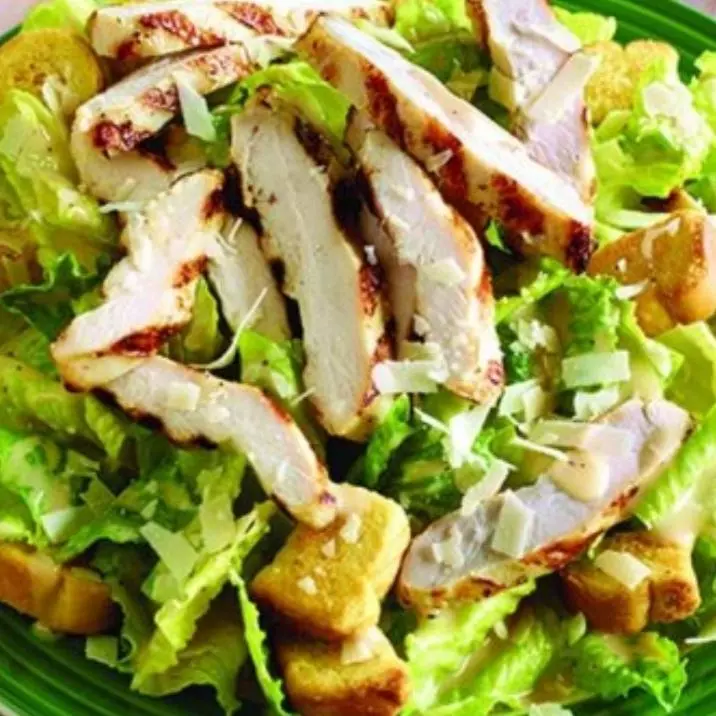 Ensalada César con Tiras de Pollo
