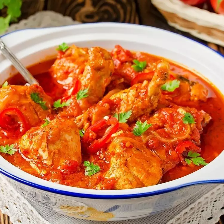 Galinha guisada  molho tomate M.FUND