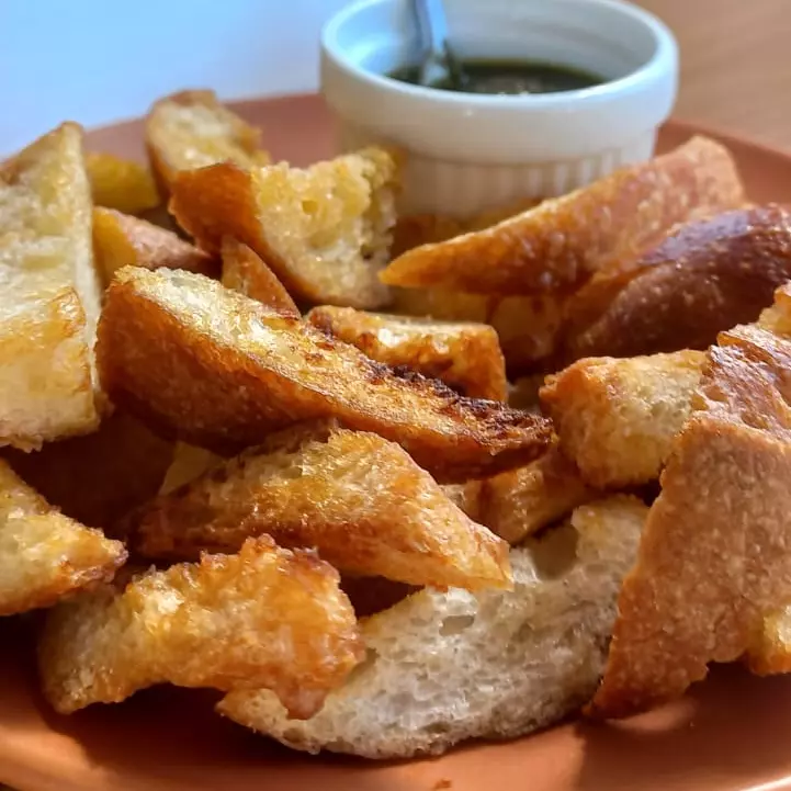 TIRAS CROCANTES DE PÃO ITALIANO