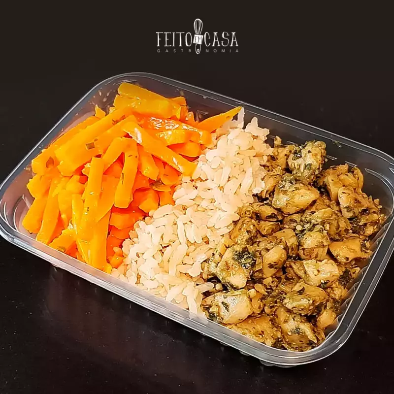 *Cubinhos de frango ao pesto c/...