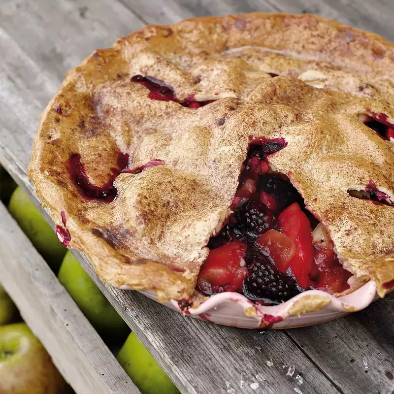 Pastel de manzana, mora y jengibre