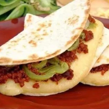 Quesadilla chica con guisado