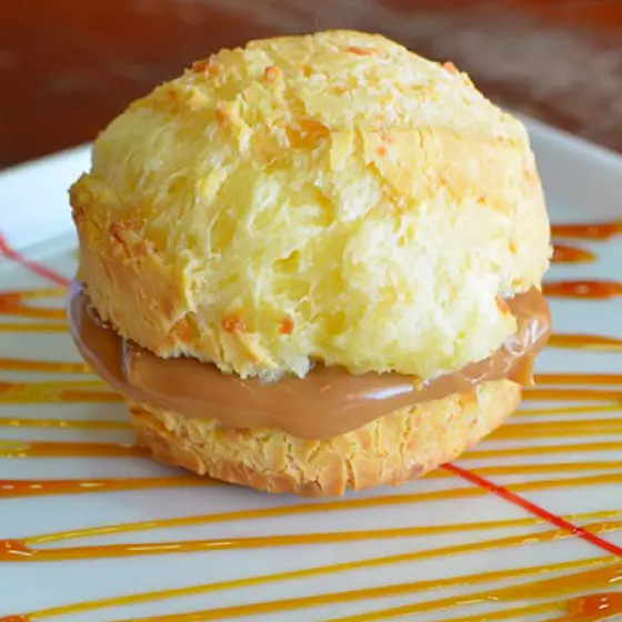 PÃO DE QUEIJO COM DOCE DE LEITE