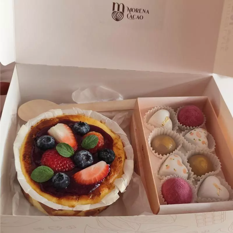 CAJA DE TARTA VASCA Y CHOCOLATES