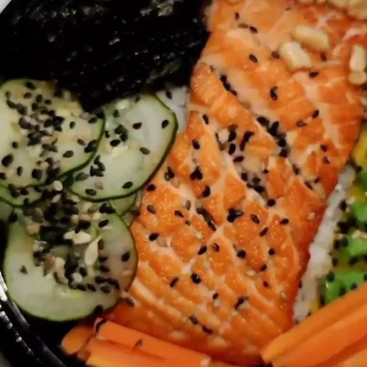 POKE SALMÃO NA CHAPA