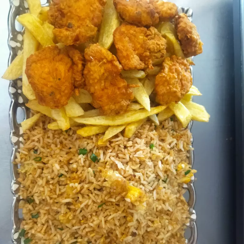 Combo de chaufa y chicharrón