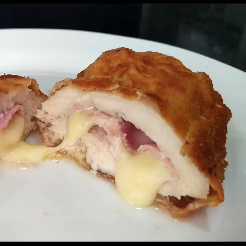 Filé frango Milanesa recheado com qu