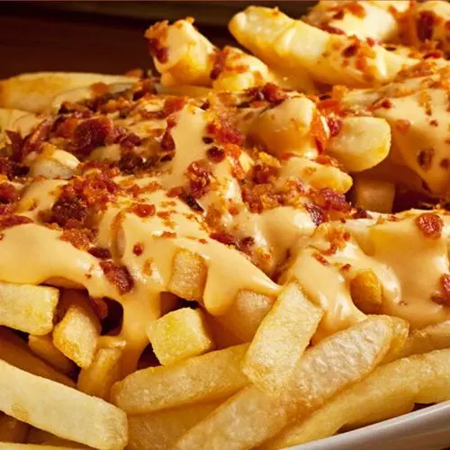 fritas com queijo e bacon