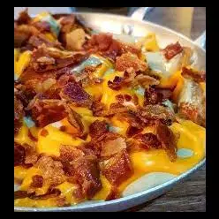 BATATA RUSTICA COM CHEDAR E BACON