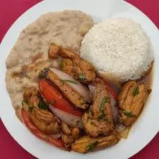 Saltadito de Pollo con Menestra