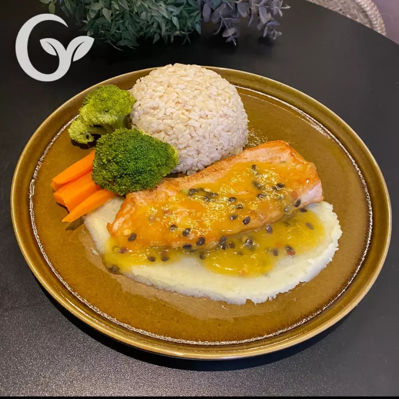 Salmão ao molho de maracujá