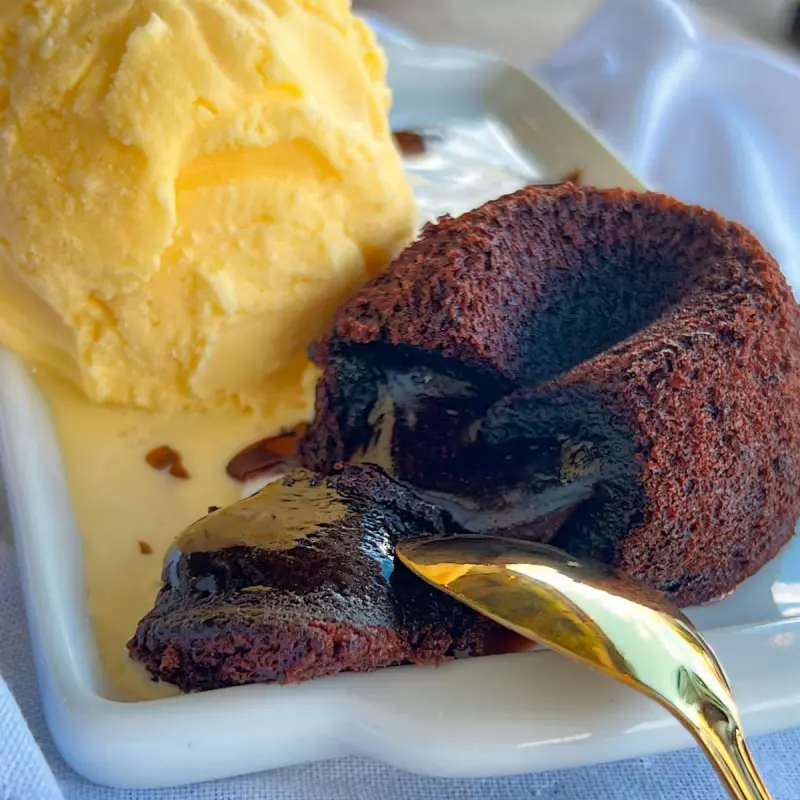 Petit gateau com sorvete