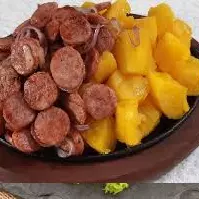 Linguiça com mandioca