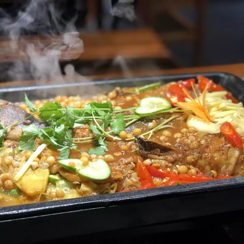 BBQ PESCADO CAZUELA 孜然味烤鱼