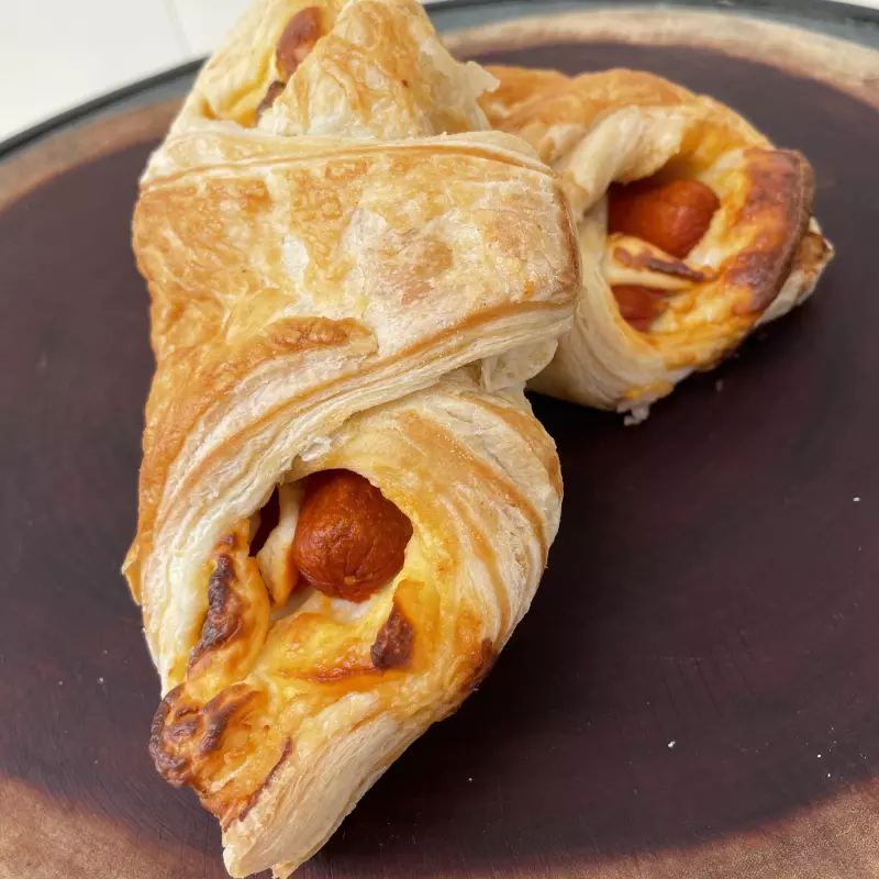 Croissant de salsicha com queijo