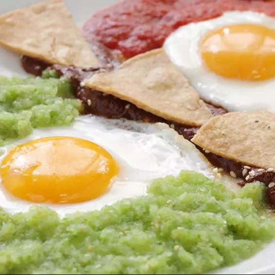 Huevos divorciados con bistec