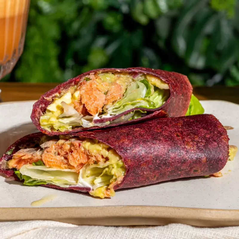 Wrap de beterraba, salmão defumado