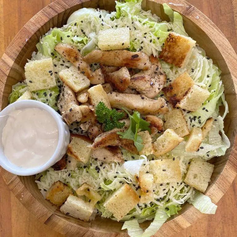 Salada Caesar com frango