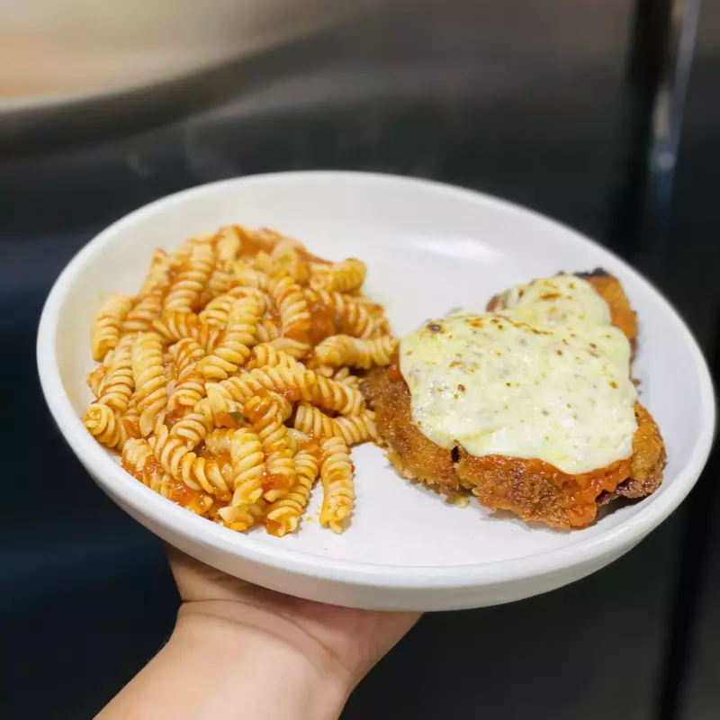 Cotoletta de res y pasta Nápoles