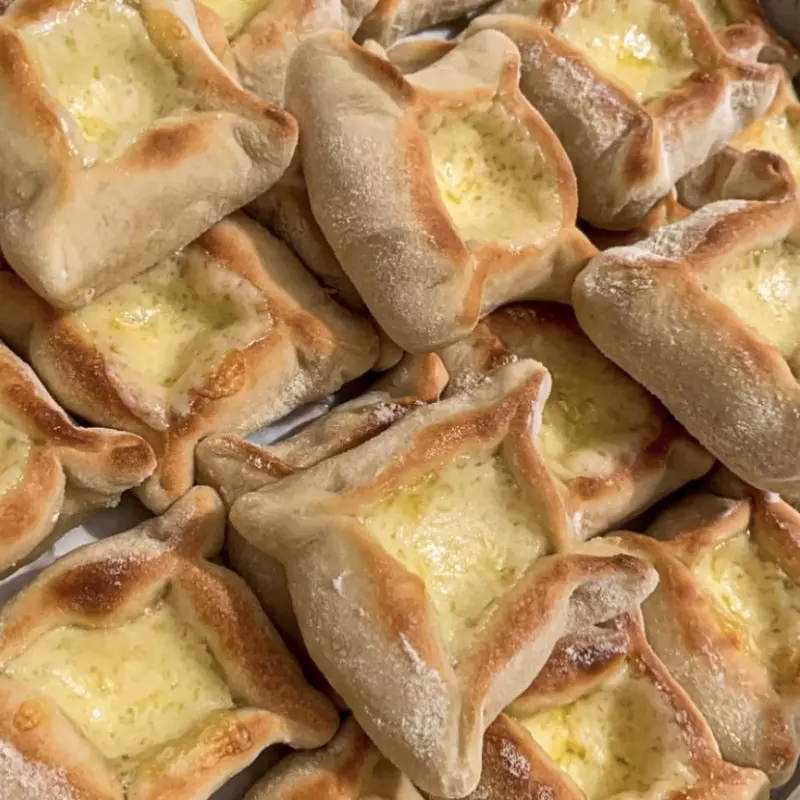 Esfiha Baalbek de Queijo