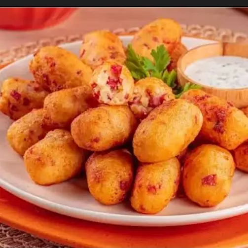 Bolinho de batata com calabresa