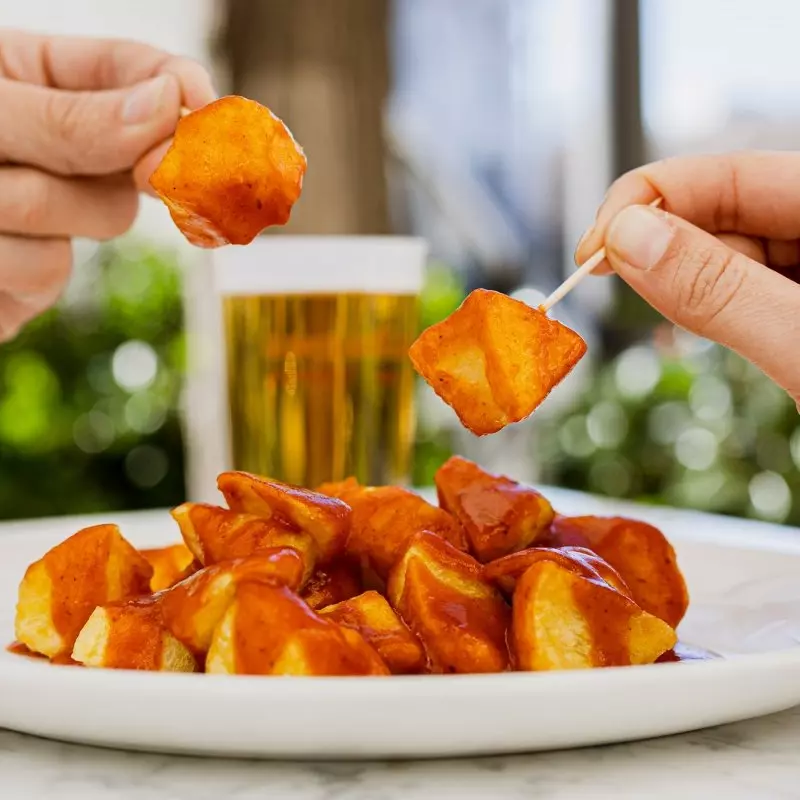 Patatas Bravas + 2 Cañitas Mahou