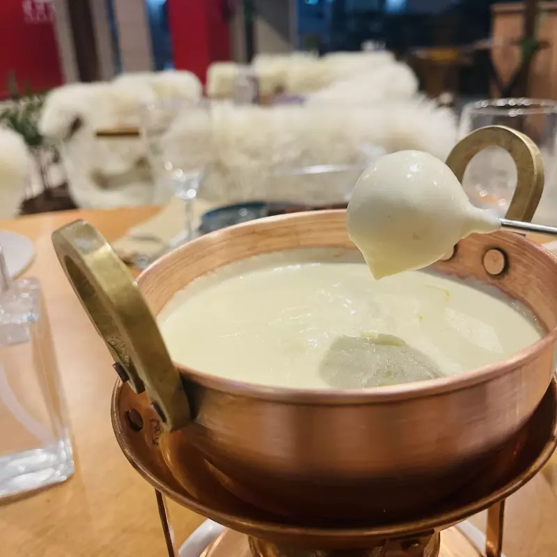 Fondue de Queijo tradicional serve 2