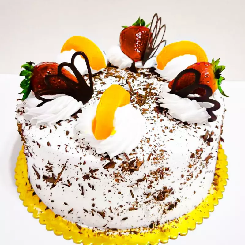 Selva negra con fresas y duraznos