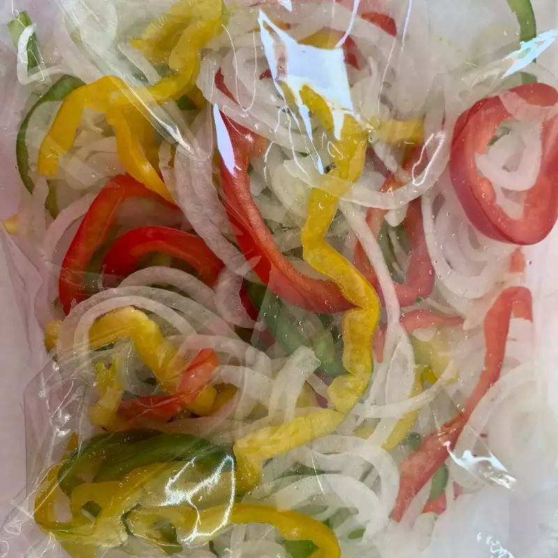 Pimentão Colorido, cebola em rodelas