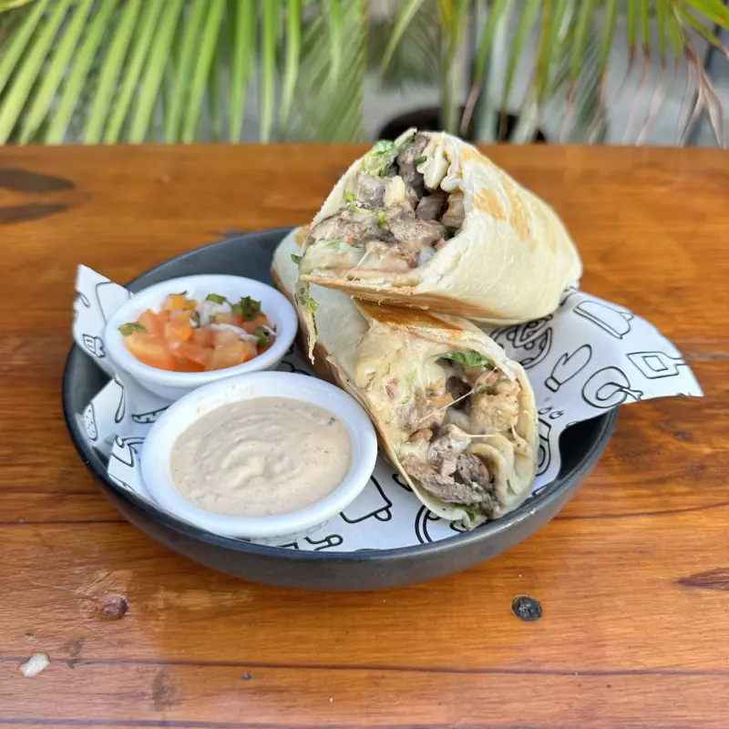 Burrito con pico de gallo