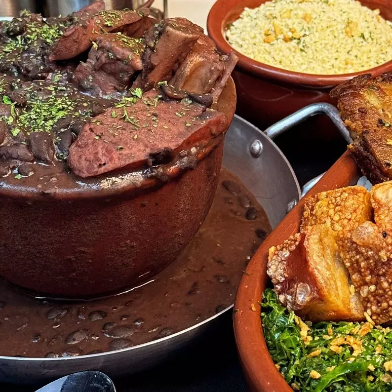 PORÇÃO  DE FEIJOADA (COM KIT G)