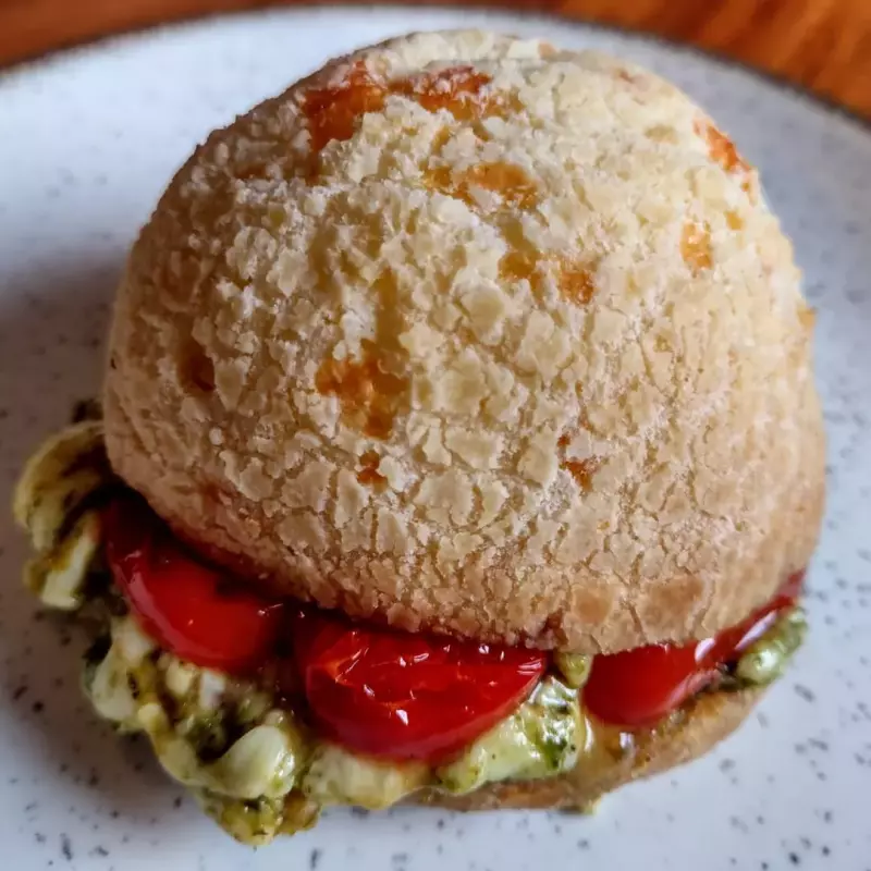PÃO DE QUEIJO CAPRESE MINEIRO