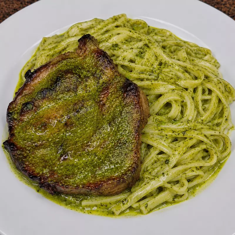 FETUCCINI AL PESTO CON CHULETA