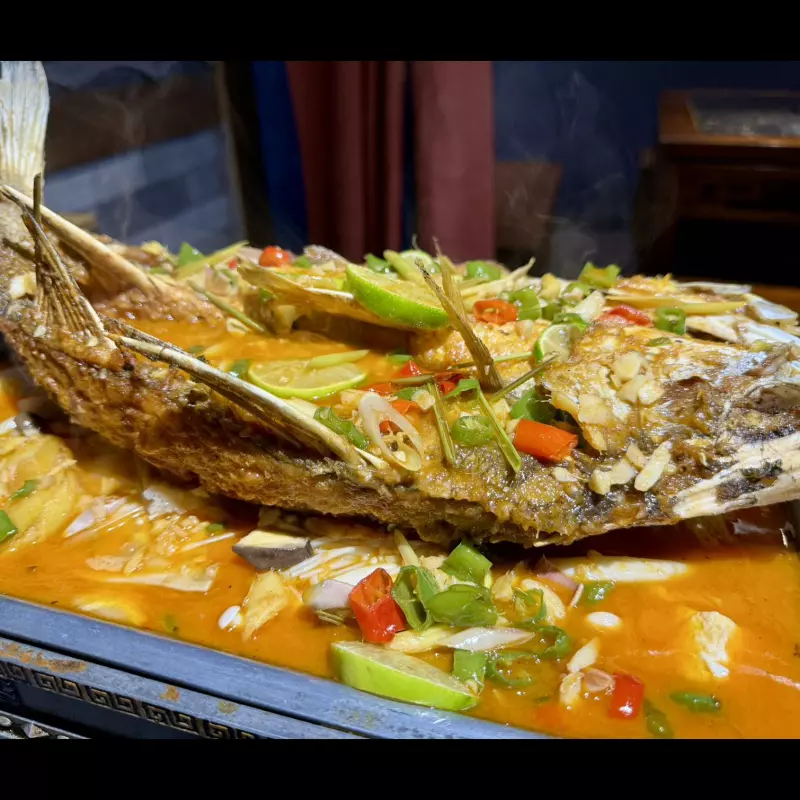 TOM YAM KUNG PESCADO CAZUELA 冬阴功烤鱼
