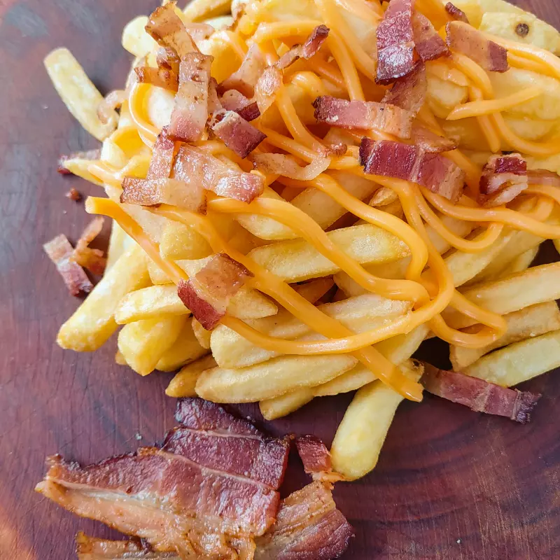 Fritas com cheddar e bacon