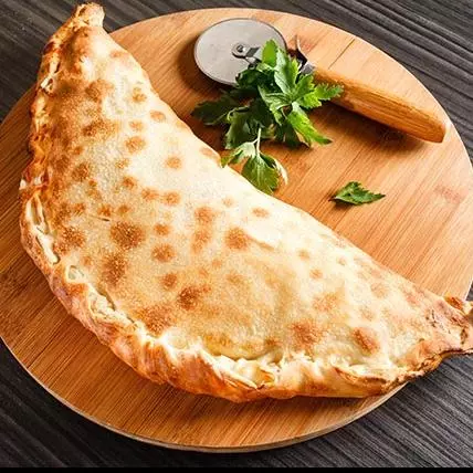 • Calzone Con Salsa de Tomate