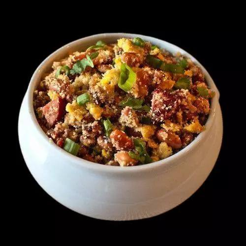 Porção de feijão tropeiro