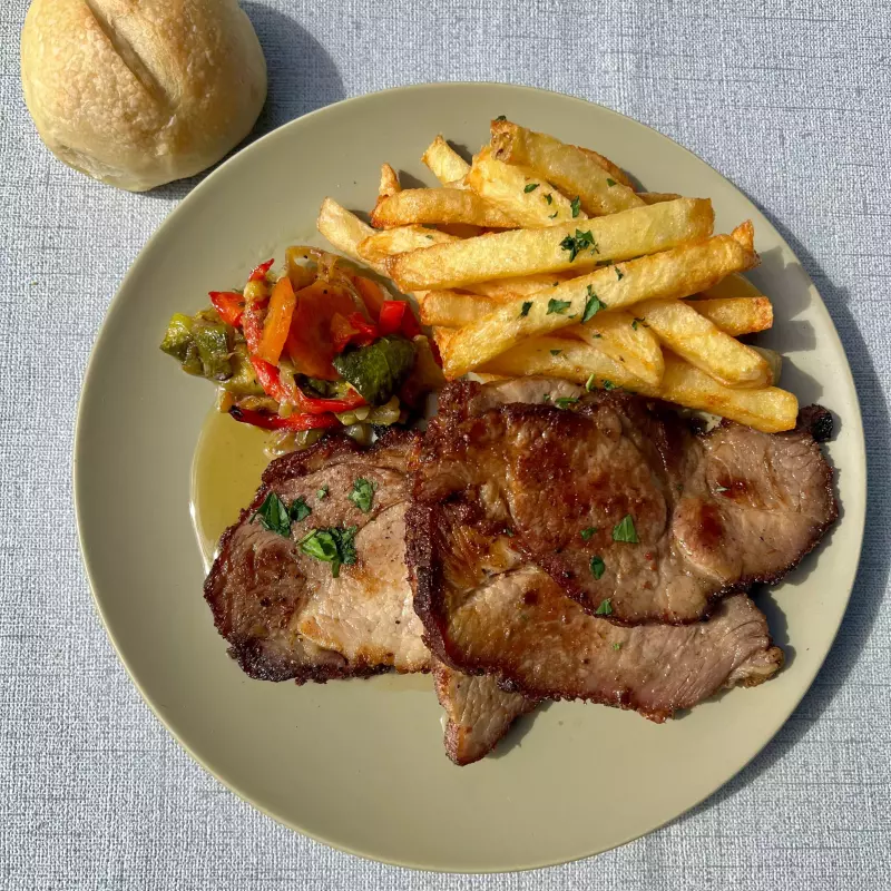 Bondiola con papas fritas