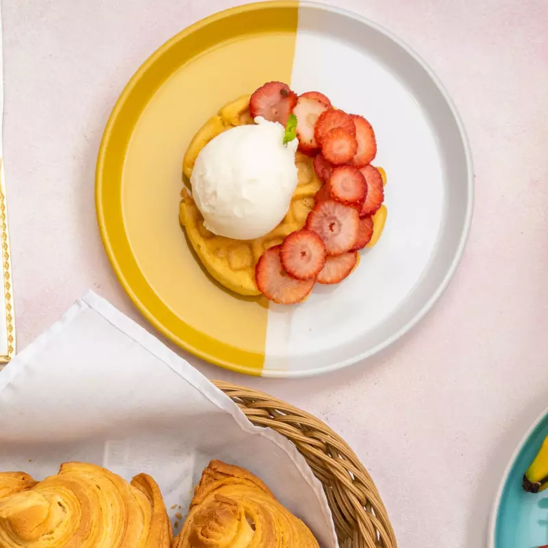 Waffles fruta y helado.