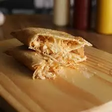 pastel de frango, catupiry e cheddar