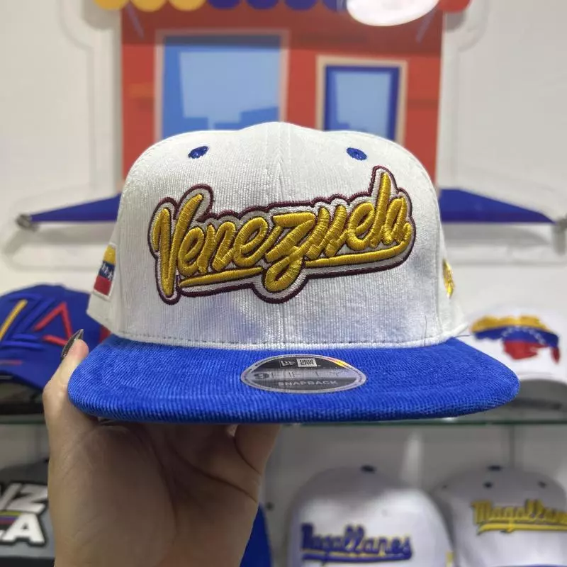Gorra Venezuela blanca gamuza plana