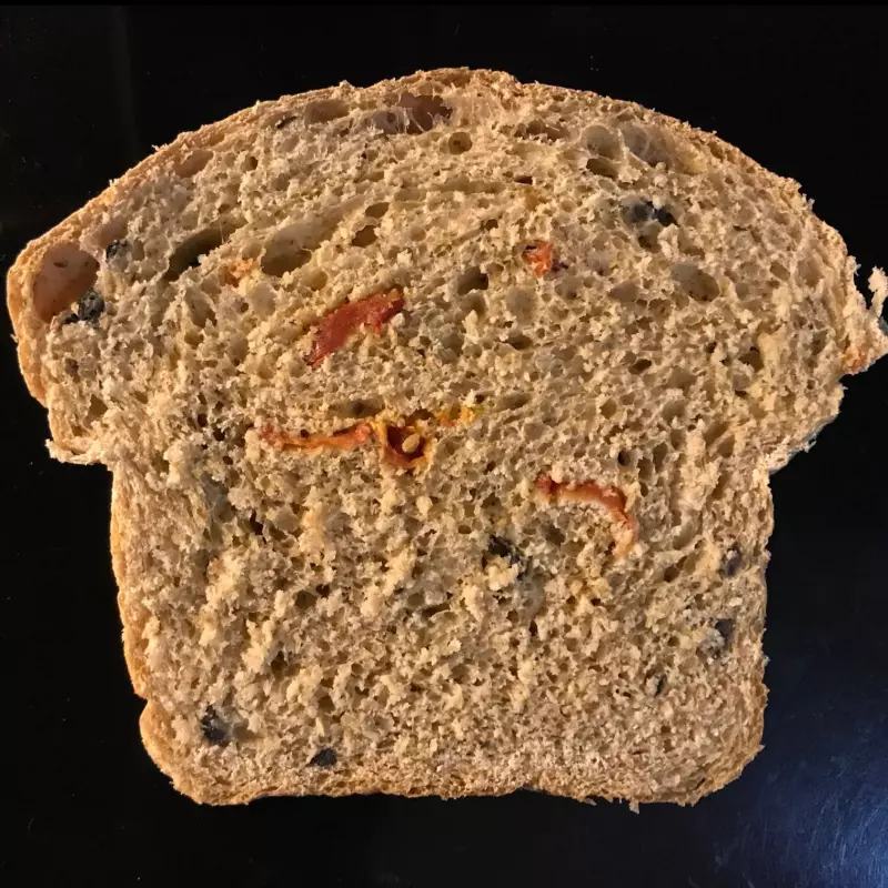 Pan de tomate seco y aceitunas